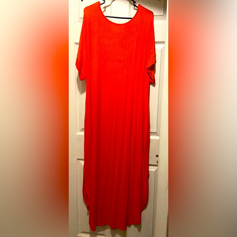 New with tags!  Time and Tru Maxi dress , 3xl in Coral.